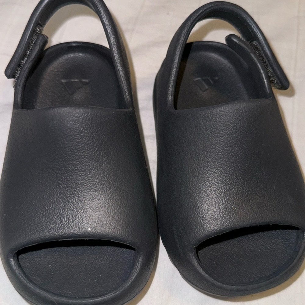 Brand new Yeezy slides never won black size 5